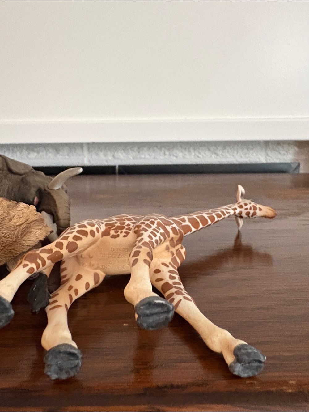 SCHLEICH Safari Animal Figures Elephants, Lion, Giraffe, Zebra - Picture 14 of 15